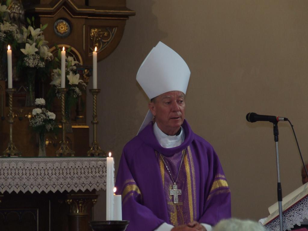 Püspök atya gyászmisét mond