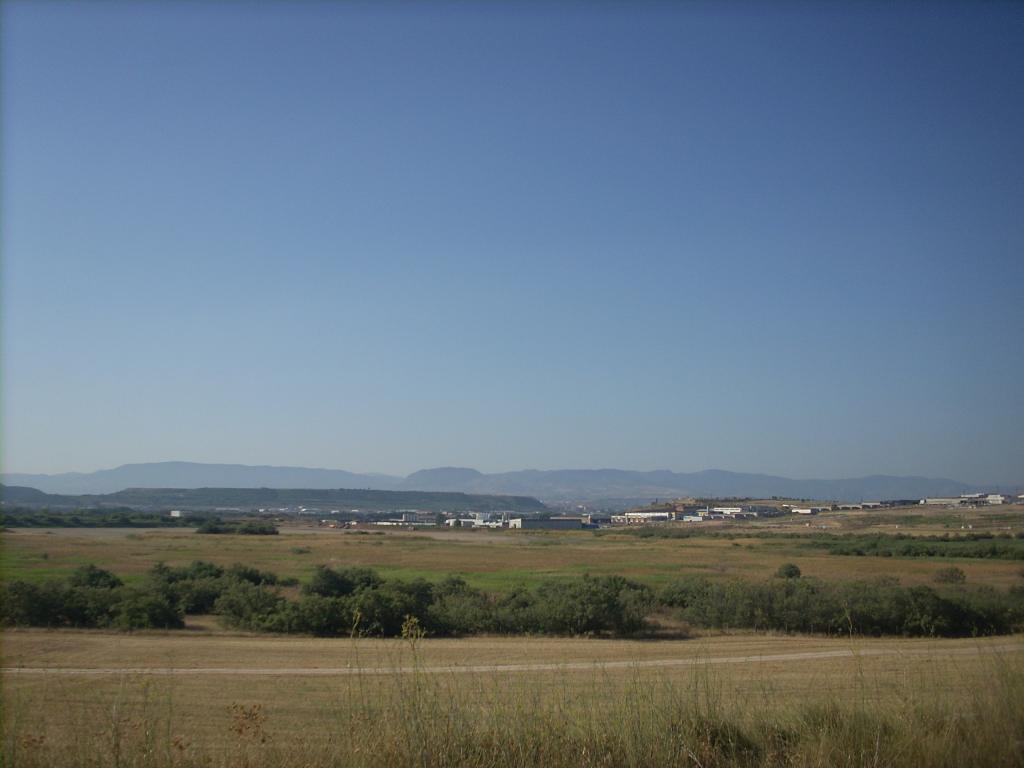 a háttérben Logrogno /La Rioja tartomány/körvonalazódik