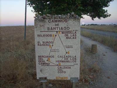 reggel 7:40perc Sahagunból kifelé vezető camino út/camino térkép ami két utat jelöl/