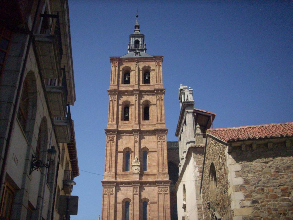 Astorga/a Santa Maria Székesegyházat 330 évig építgették/