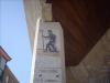 Astorga/21.sz.templom tartópilléren egy zarándokot ábrázoló kép/