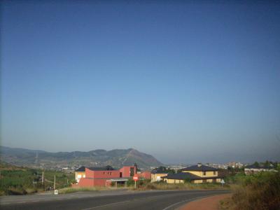 Camino út / háttérben Ponferada látható/