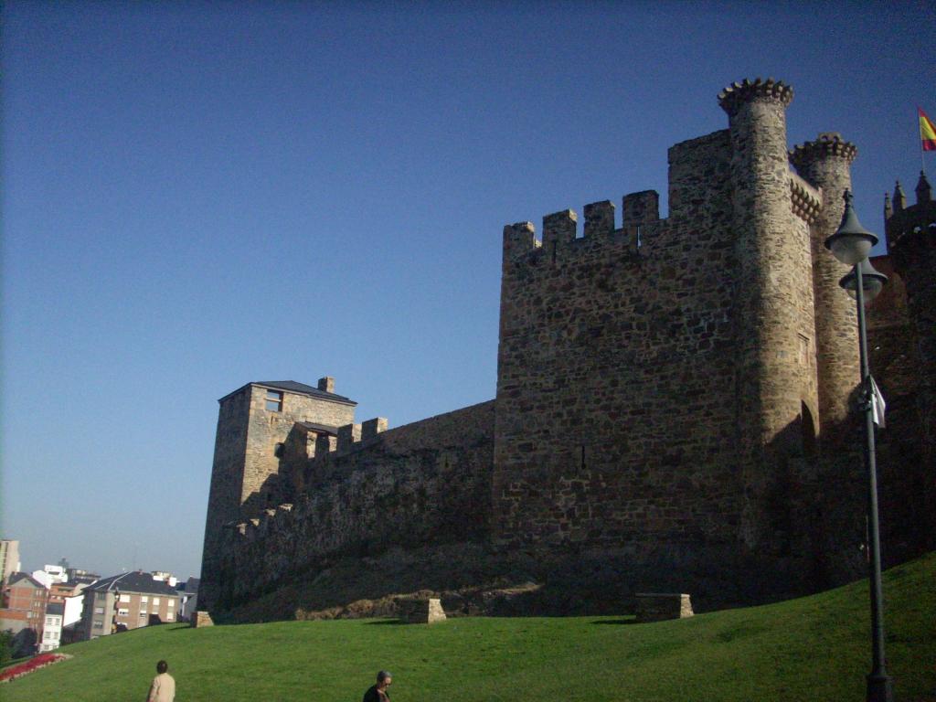Ponferada/1178-ban II.Ferdinánd Leon építette a város védelmére a várat/