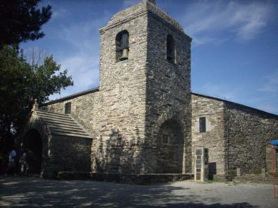 Camino út/ Cebreiro Santa Maria templom,udvarán sátrakban szállásolták el a zarándokokat,persze telt ház volt/