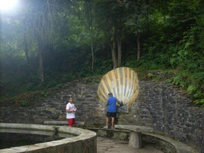 Camino út/ útban Sarria felé/ hegyekben ez a forrás a zarándoknak aranyat ér/